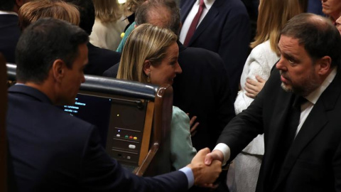 El presidente del Gobierno en funciones, Pedro Sánchez (i), saluda al diputado electo en prisión preventiva de ERC Oriol Junqueras, durante la sesión constitutiva de las nuevas Cortes Generales que se celebra este martes en el Congreso de l El presidente del Gobierno en funciones, Pedro Sánchez (i), saluda al diputado electo en prisión preventiva de ERC Oriol Junqueras, durante la sesión constitutiva de las nuevas Cortes Generales que se celebra este martes en el Congreso de l
