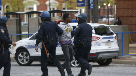 La policía de Baltimore detiene a un manifestante durante las protestas por la muerte de Freddie Grey. REUTERS