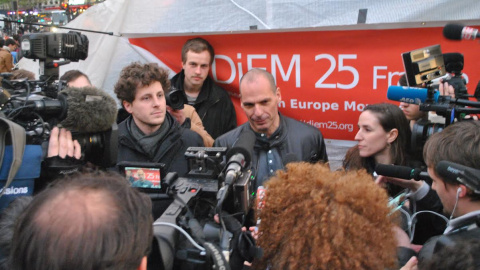 El exministro de Finanzas griego, Yanis Varoufakis, en la plaza de la República de París. - F.G. El exministro de Finanzas griego, Yanis Varoufakis, en la plaza de la República de París. - F.G.