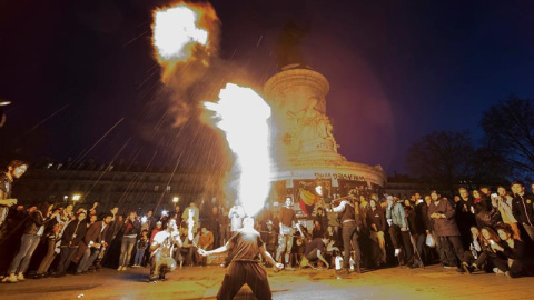 Espectáculo nocturno en la plaza de la República de Francia. - EFE Espectáculo nocturno en la plaza de la República de Francia. - EFE