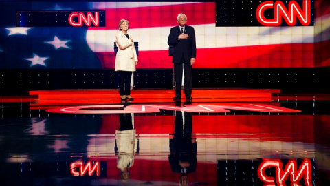 Los precandidatos demócratas Hillary Clinton y Bernie Sanders participan en un debate televisado. - EFE