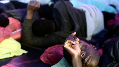 Una de las personas rescatadas en el Mediterráneo, a bordo del buque de rescate Aquarius, que ya se dirige a València.- Karpov / SOS Mediterranée Una de las personas rescatadas en el Mediterráneo, a bordo del buque de rescate Aquarius, que ya se dirige a València.- Karpov / SOS Mediterranée