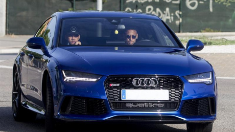 El delantero brasileño del FC Barcelona, Neymar da Silva, a su llegada a la Ciudad Deportiva Joan Gamper. EFE/Quique García El delantero brasileño del FC Barcelona, Neymar da Silva, a su llegada a la Ciudad Deportiva Joan Gamper. EFE/Quique García