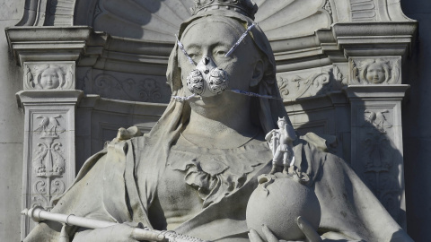 Una representación de una máscara de gas colocada por el grupo ecologista Greenpeace en una estatua de la reina Victoria de Inglaterra, cerca de Buckingham Palace en Londres. REUTERS/Toby Melville