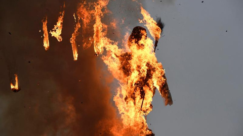 Vista del "Böögg", figura de un muñeco de nieve hecho con explosivos, mientras arde en la plaza Sechseläutenplatz en Zúrich (Suiza) hoy, 18 de abril de 2016. EFE/Ennio Leanza