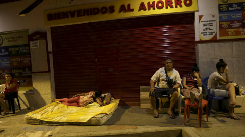 Ciudadanos descansando en una acera tras el terremoto que agitó la costa pacífica en Portoviejo, Ecuador. REUTERS/Henry Romero