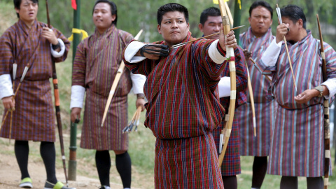 Un grupo de arqueros participando en una competición en Timbú, Bután. REUTERS/Cathal McNaughton