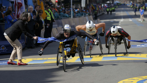 Marcel Hug de Suiza cruza la línea de meta y se proclama vencedor de la modalidad en silla de ruedas de la maratón de Boston, Massachusetts.  REUTERS/Brian Snyder