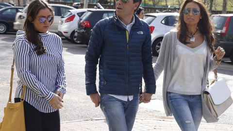 El periodista Paco González, acompañado de su esposa Mayte y su hija María, a su llegada a la Audiencia Provincial de Madrid. EFE/Ballesteros El periodista Paco González, acompañado de su esposa Mayte y su hija María, a su llegada a la Audiencia Provincial de Madrid. EFE/Ballesteros