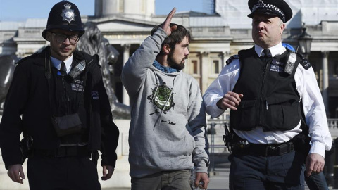 Uno de los activista detenidos por la Policía de Londres durante las protestas. EFE Uno de los activista detenidos por la Policía de Londres durante las protestas. EFE