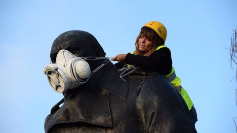 Otra activista de Greenpeace, sobre la estatua de Winston Churchill. GREENPEACE Otra activista de Greenpeace, sobre la estatua de Winston Churchill. GREENPEACE