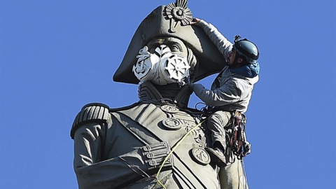 Un activista de Greenpeace coloca una mascarilla a la estatua de Nelson en la plaza de Trafalgar en Londres durante las protestas contra la polución. EFE Un activista de Greenpeace coloca una mascarilla a la estatua de Nelson en la plaza de Trafalgar en Londres durante las protestas contra la polución. EFE