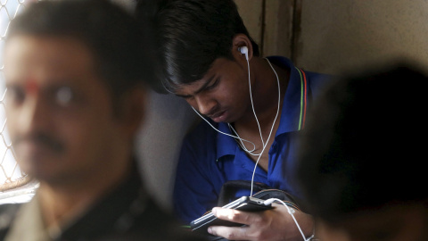Un hombre utiliza su smartphone en Bombay, India. REUTERS/Shailesh Andrade Un hombre utiliza su smartphone en Bombay, India. REUTERS/Shailesh Andrade