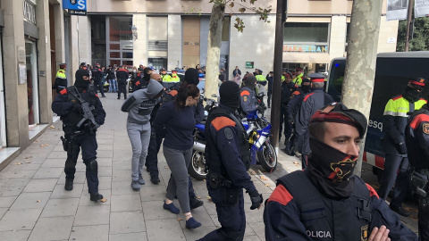 Desplegament d'agents dels Mossos d'Esquadra i de la Guàrdia Urbana contra els "narcopisos" / Europa Press Desplegament d'agents dels Mossos d'Esquadra i de la Guàrdia Urbana contra els "narcopisos" / Europa Press