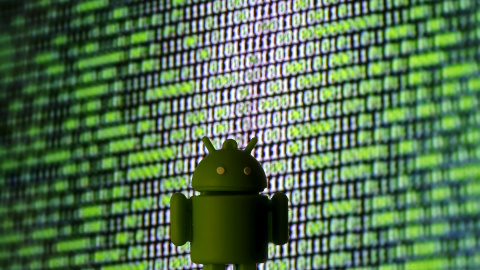 El logo de Android impreso en 3D frente a un panel de código cibernético. REUTERS/Dado Ruvic/Illustration El logo de Android impreso en 3D frente a un panel de código cibernético. REUTERS/Dado Ruvic/Illustration