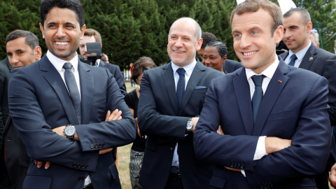 El presidente francés, Emmanuel Macron (d), con el presidente del Paris St Germain, Nasser Al-Khelaifi (i), y el director deportivo del club parisino, Antero Henrique (c), en un acto en un campamento infantil en la localidad de Moisson, en El presidente francés, Emmanuel Macron (d), con el presidente del Paris St Germain, Nasser Al-Khelaifi (i), y el director deportivo del club parisino, Antero Henrique (c), en un acto en un campamento infantil en la localidad de Moisson, en