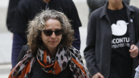 Ester Quintana, la mujer que perdió el ojo por la actuación policial durante la huelga general del 14 de noviembre de 2012, a su llegada a la Audiencia de Barcelona. EFE/Alejandro García Ester Quintana, la mujer que perdió el ojo por la actuación policial durante la huelga general del 14 de noviembre de 2012, a su llegada a la Audiencia de Barcelona. EFE/Alejandro García