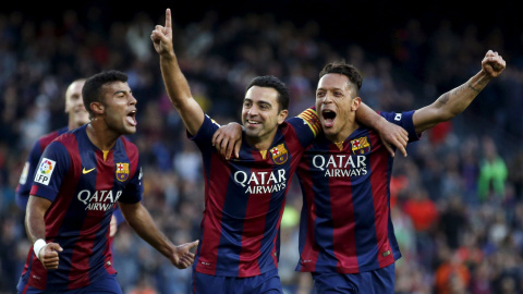 Rafinha, Xavi y Adriano celebran el gol del catalán al Getafe. REUTERS/Gustau Nacarino Rafinha, Xavi y Adriano celebran el gol del catalán al Getafe. REUTERS/Gustau Nacarino
