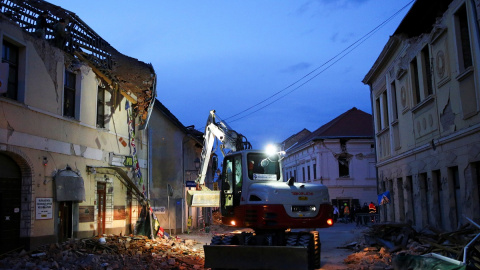 Una excavadora limpia los escombros tras el terremoto en Petrinja, Croacia. Una excavadora limpia los escombros tras el terremoto en Petrinja, Croacia.