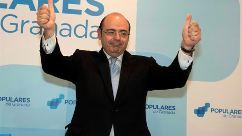 El presidente provincial del PP de Granada, Sebastián Pérez, durante la rueda de prensa que ha ofrecido esta tarde en la que ha presentado su renuncia, así como la de la concejal de Urbanismo, Isabel Nieto, y el ya exalcalde, José Torres. E El presidente provincial del PP de Granada, Sebastián Pérez, durante la rueda de prensa que ha ofrecido esta tarde en la que ha presentado su renuncia, así como la de la concejal de Urbanismo, Isabel Nieto, y el ya exalcalde, José Torres. E