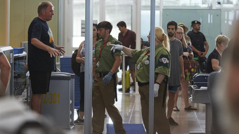 Las colas para acceder al control de seguridad del Aeropuerto de Barcelona-El Prat van en aumento.EFE/Alejandro García