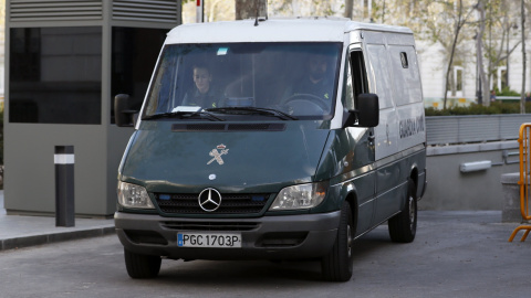 Furgón en el que salen de la Audiencia Nacional en dirección a la cárcel los máximos responsables de Manos Limpias y Ausbanc, Miguel Bernad y Luis Pineda. EFE/JuanJo Martín Furgón en el que salen de la Audiencia Nacional en dirección a la cárcel los máximos responsables de Manos Limpias y Ausbanc, Miguel Bernad y Luis Pineda. EFE/JuanJo Martín