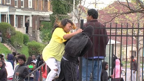 Una madre regaña a su hijo por participar en las protestas violentas de Baltimore Una madre regaña a su hijo por participar en las protestas violentas de Baltimore