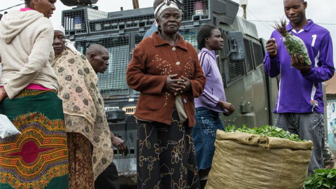 Comerciantes venden sus productos delante de un camión del ejercito de Kenia.EFE/KABIR DHANJI