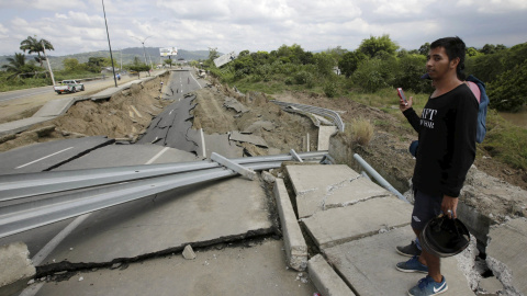 Un puente destruido en la carretera de Portoviejo. - REUTERS