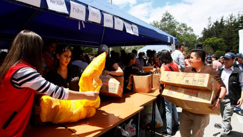 Cientos de personas han acudido a los puntos establecidos para entregar alimentos, ropa y otros bienes. - EFE