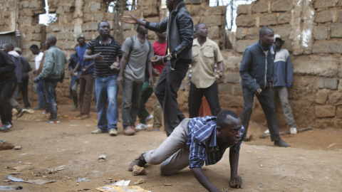 Simpatizantes del líder de la oposición en Kenia Raila Odinga se enfrentan a la Policía.EFE/Dai Kurokawa
