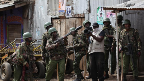 El ejercito de Kenia lanza granadas de gas a los manifestantes de la oposición durante los disturbios electorales.EFE/Daniel Irungu