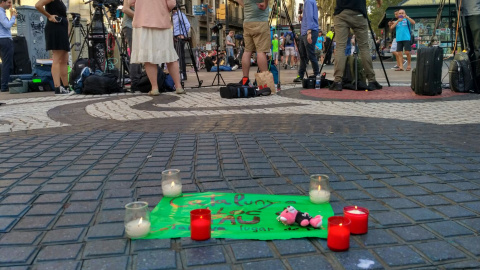 Altar que han començat a aixecar els vianants al centre de la Rambla. FOTO: Esperanza Escribano Altar que han començat a aixecar els vianants al centre de la Rambla. FOTO: Esperanza Escribano