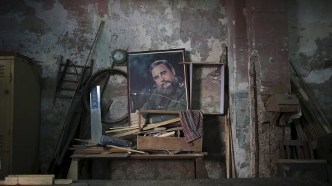 Una imagen del ex presidente de Cuba Fidel Castro decora una pared de una carpintería estatal en La Habana, Cuba. REUTERS/Alexandre Meneghini