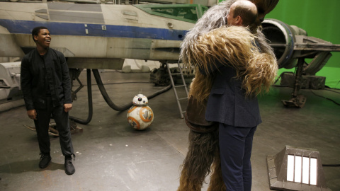 El príncipe William abraza a Chewbacca durante una visita a los estudios de Star Wars, al oeste de Londres. REUTERS