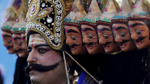 Un bailarín tradicional en el evento que tuvo lugar con el Primer Ministro tailandés  Prayuth Chan-ocha en Bangkok, Tailandia. REUTERS/Chaiwat Subprasom