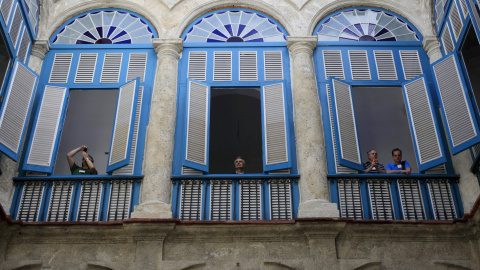 Un grupo de arquitectos estadounidenses observan desde un balcón de La Vieja Habana, Cuba. REUTERS/Enrique de la Osa