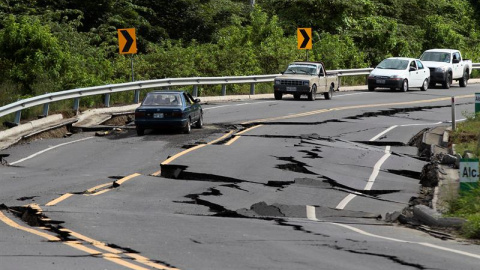 El terremoto de Ecuador ha dejado varias vías en mal estado y muchos vehículos permanecen sobre ellas. EFE/José Jácome