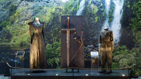 Vestidos que portan Sansa y Arya Stark en la serie. /CANAL +