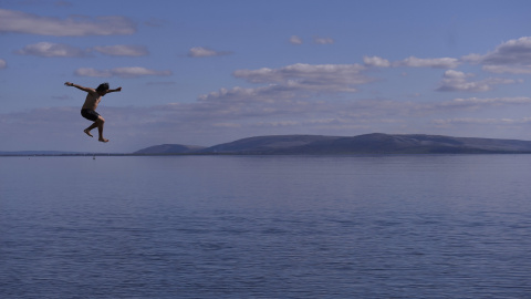 Un joven salta al agua en la playa de Salthill en Galway, Irlanda. REUTERS/Clodagh Kilcoyne