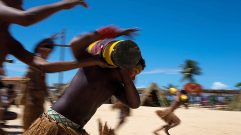 Nativos brasileños compiten en una carrera durante los Juegos de la Juventud indígenas de Pataxós, en Santa Cruz de Cabralia, Brasil.  REUTERS/Roosevelt Cassio