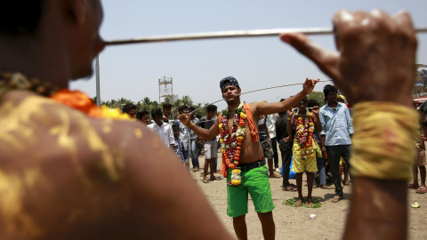 Devotos perforadan sus bocas durante una procesión religiosa dedicada a la diosa Mariamman en India. REUTERS/Danish Siddiqui