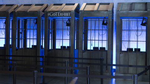 Cabinas que sirven a la Guardia de la Noche para subir y bajar del Muro. /CANAL +