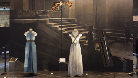 Dos de los vestidos femeninos que se pueden contemplar en la exposición. /CANAL +