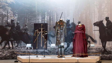 Trajes de Stannis Baratheon y Melisandre. /CANAL +