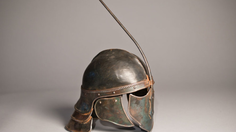 Casco que portan los Inmaculados reclutados por Daeneris. /CANAL+