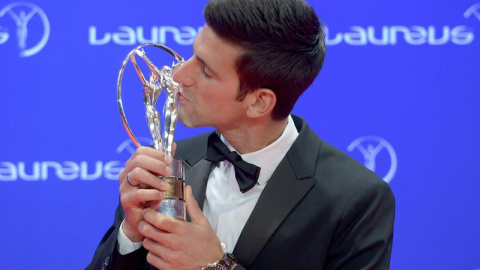 El tenista Novak Djokovic besa el trofeo Laureus en la gala celebrada en Berlín. /EFE El tenista Novak Djokovic besa el trofeo Laureus en la gala celebrada en Berlín. /EFE