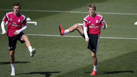 Los jugadores del Real Madrid Toni Kroos (i) y Martin Ødegaard (d), durante el entrenamiento de ayer. /EFE Los jugadores del Real Madrid Toni Kroos (i) y Martin Ødegaard (d), durante el entrenamiento de ayer. /EFE