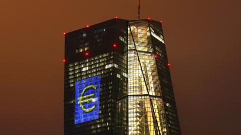 El logo del euro proyectado en la fachada del rascacielos donde tiene su sede el BCE en Fráncfort. REUTERS/Kai Pfaffenbach El logo del euro proyectado en la fachada del rascacielos donde tiene su sede el BCE en Fráncfort. REUTERS/Kai Pfaffenbach