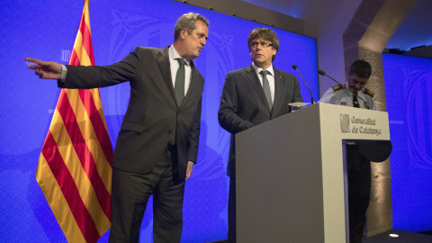 El presidente catalán, Carles Puigdemont (c), junto al conseller de Interior, Joaquim Forn (i), y el mayor de los Mossos d'Esquadra, Josep Lluís Trapero (d), durante la rueda de prensa en la que ha anunciado que los Mossos d'Esquadra han ab El presidente catalán, Carles Puigdemont (c), junto al conseller de Interior, Joaquim Forn (i), y el mayor de los Mossos d'Esquadra, Josep Lluís Trapero (d), durante la rueda de prensa en la que ha anunciado que los Mossos d'Esquadra han ab